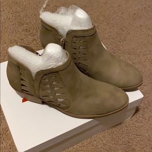 Soda Taupe boots size 6